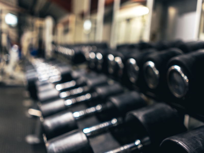 多功能健身椅，支持多种力量训练动作