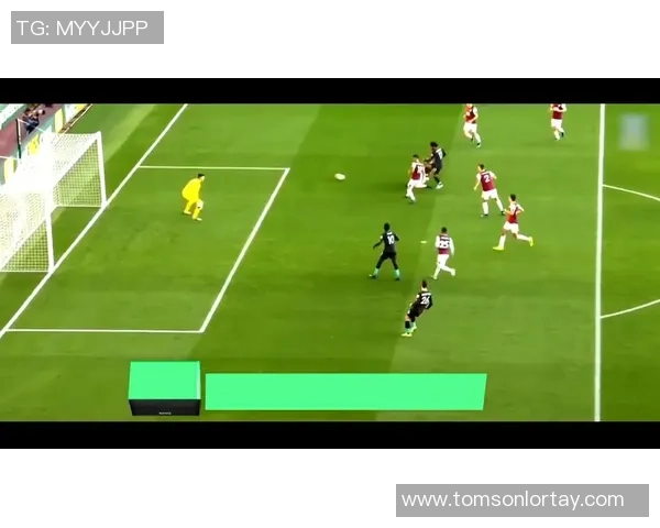 足球场上球星浪漫求婚 绿茵场见证爱与梦想的奇迹